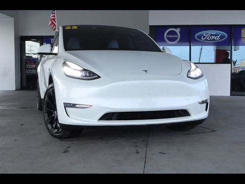 Used 2023 Tesla Model Y Long Range AWD/4WD image 1