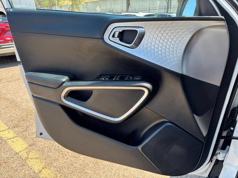 Used 2025 Kia Soul LX w/ LX Technology Package FWD image 18