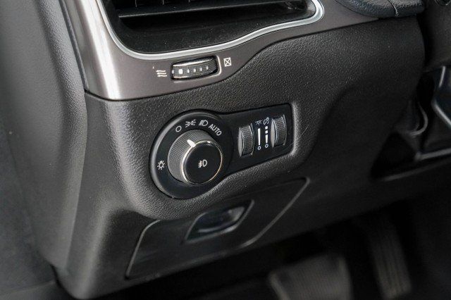 Used 2021 Jeep Cherokee Latitude Plus AWD/4WD image 31