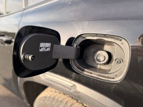 Used 2025 GMC Acadia AT4 w/ Luxury Package image 28