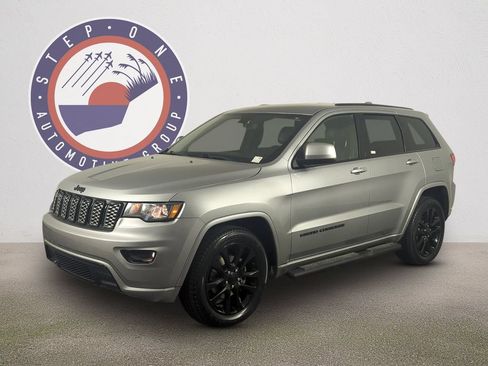 Used 2018 Jeep Grand Cherokee Altitude RWD image 1