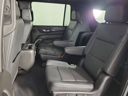 Used 2022 GMC Yukon XL Denali w/ Denali Premium Package image 12