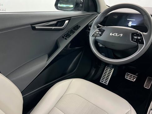 Used 2023 Kia Niro EX Touring image 11