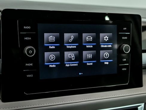 Used 2025 Volkswagen Taos SE w/ Panoramic Sunroof Package image 20