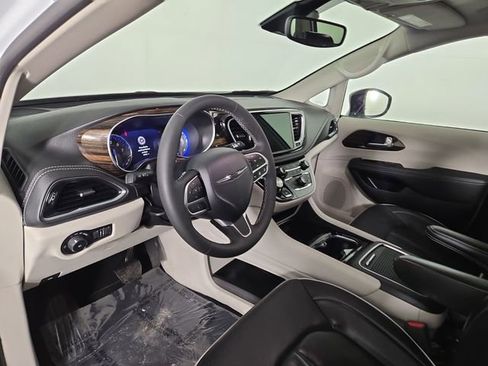 Used 2024 Chrysler Pacifica Limited AWD/4WD image 14