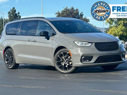 Used 2025 Chrysler Pacifica Limited