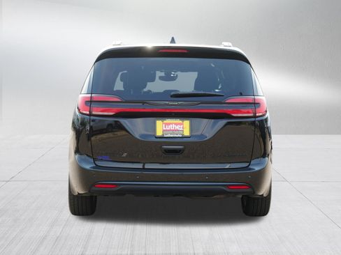 Used 2025 Chrysler Pacifica Limited FWD image 6