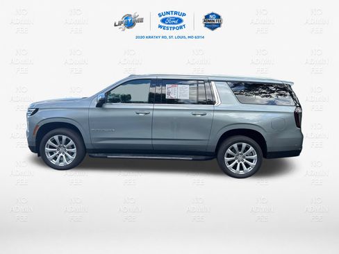 Used 2025 Chevrolet Suburban Premier RWD image 2
