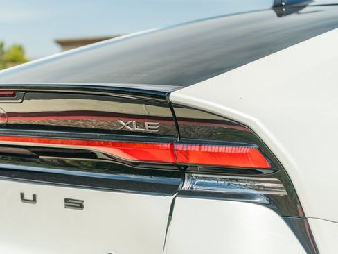 Used 2024 Toyota Prius XLE FWD image 8