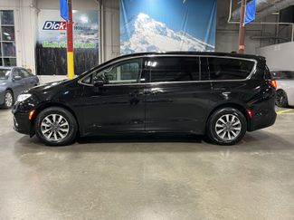 Used 2024 Chrysler Pacifica Select video 2