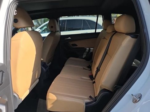 Used 2023 Volkswagen Tiguan SE w/ Panoramic Sunroof Package FWD image 9