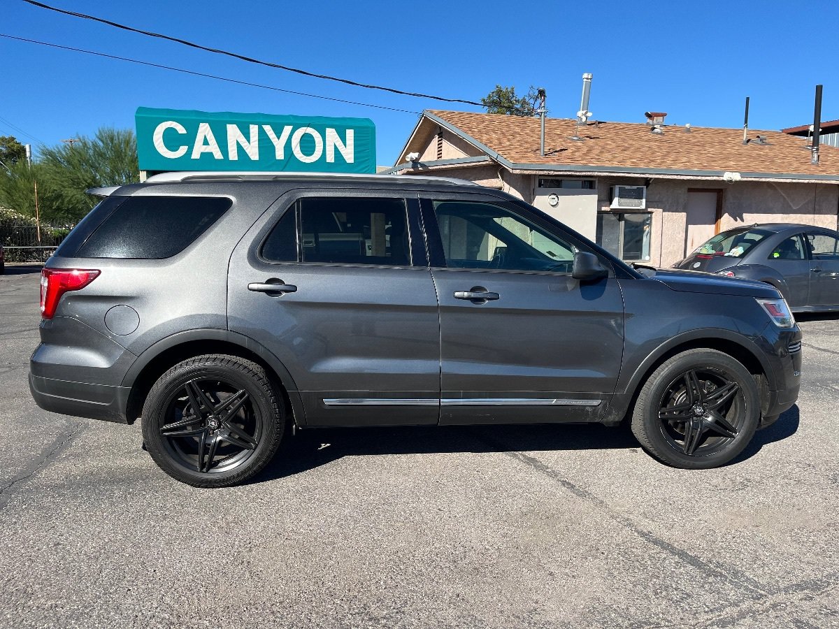 Used 2019 Ford Explorer XLT FWD image 2