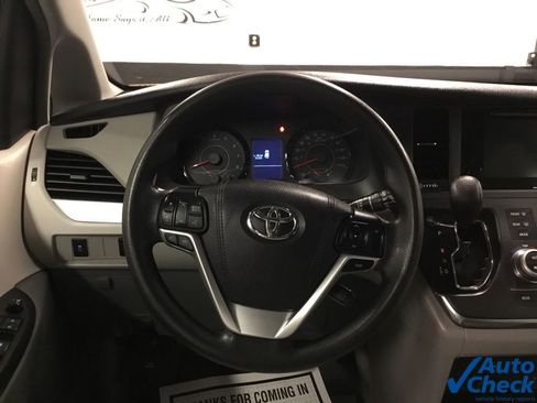 Used 2017 Toyota Sienna LE image 23