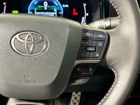 Used 2025 Toyota Camry SE FWD image 19