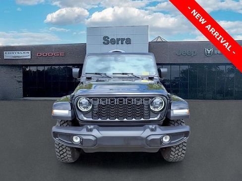 Used 2025 Jeep Gladiator Sport AWD/4WD image 2