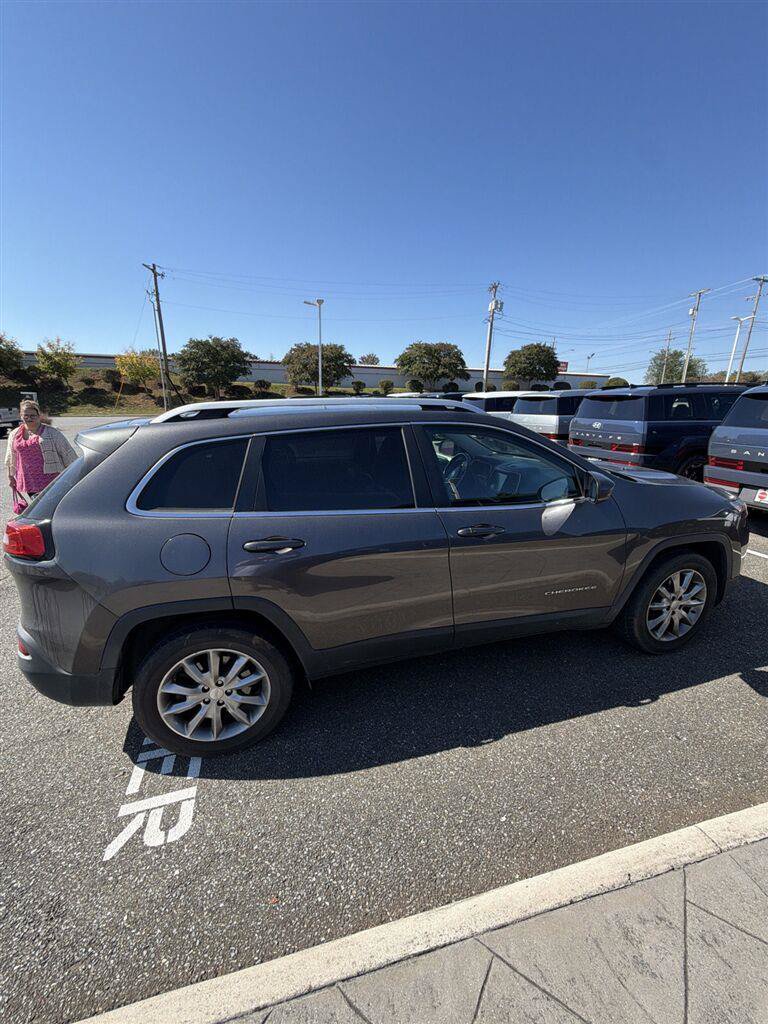 Used 2018 Jeep Cherokee Limited AWD/4WD image 4