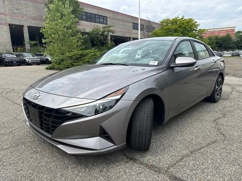 Used 2023 Hyundai Elantra SEL w/ Convenience Package FWD image 3