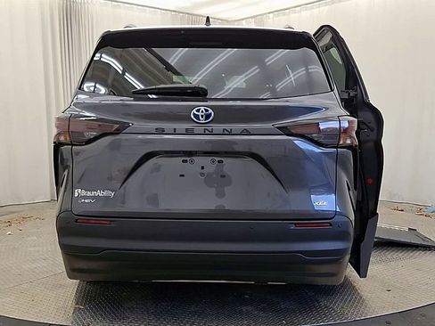 Used 2025 Toyota Sienna XLE w/ XLE Plus Package FWD image 10