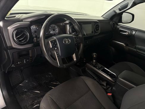 Used 2018 Toyota Tacoma TRD Off-Road w/ Technology Package AWD/4WD image 21