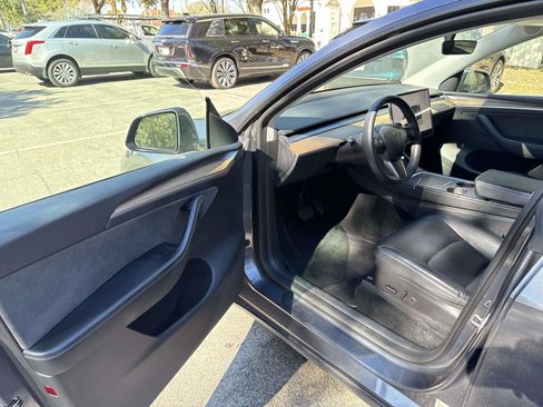 Used 2023 Tesla Model Y Long Range image 18