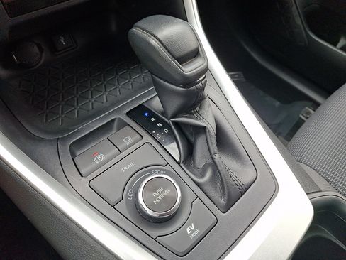 Used 2020 Toyota RAV4 LE AWD/4WD image 14