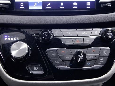 Used 2024 Chrysler Pacifica Touring-L image 30