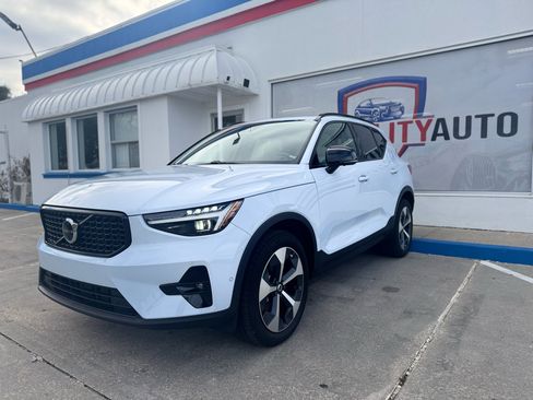 Used 2024 Volvo XC40 B5 Plus w/ Protection Package Premier image 14