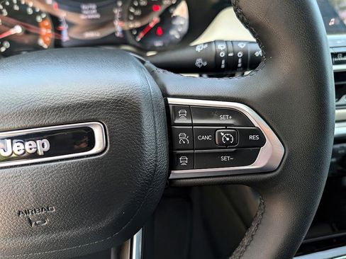 Used 2025 Jeep Compass Limited image 20