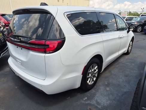 Used 2024 Chrysler Pacifica Touring-L FWD image 4
