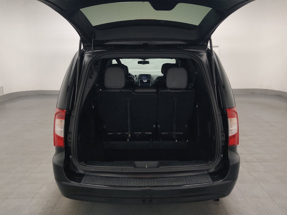 Used 2014 Chrysler Town & Country S FWD image 29