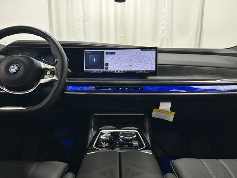 Used 2024 BMW i7 eDrive50 image 9
