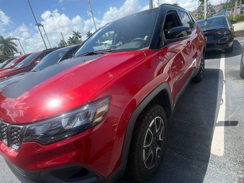 Used 2025 Jeep Compass Trailhawk AWD/4WD image 1