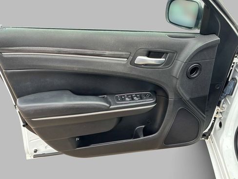 Used 2019 Chrysler 300 Touring w/ Quick Order Package 2EF image 18