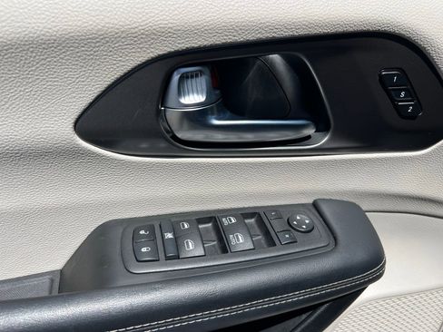 Used 2023 Chrysler Pacifica Touring-L image 26
