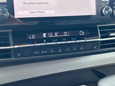 Used 2024 Toyota Sienna XLE FWD image 31