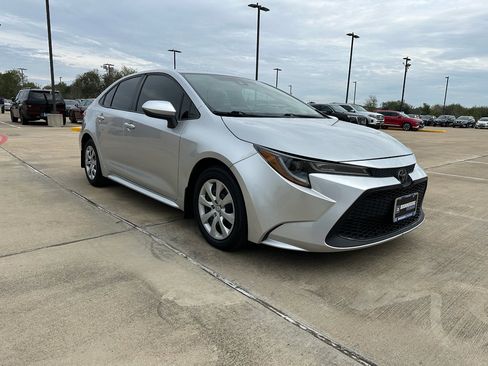 Used 2022 Toyota Corolla LE image 3