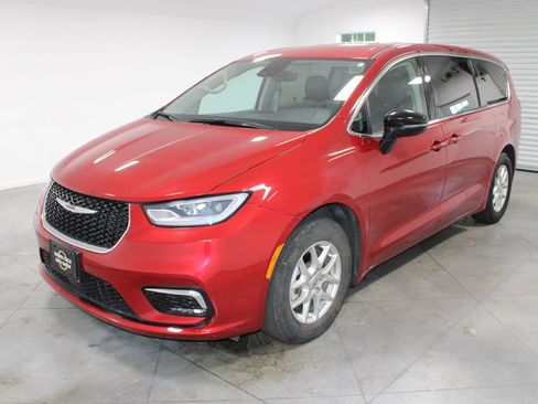 Used 2024 Chrysler Pacifica Touring-L FWD image 5