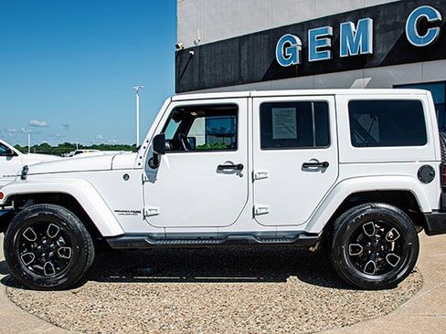 Used 2018 Jeep Wrangler Unlimited Sahara image 2
