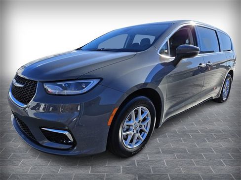 Used 2023 Chrysler Pacifica Touring-L image 3