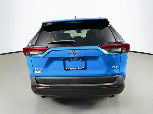 Used 2019 Toyota RAV4 LE FWD image 6