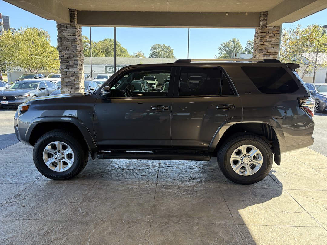 Used 2022 Toyota 4Runner SR5 Premium w/ Moonroof Package AWD/4WD image 9