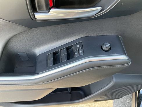 Used 2023 Toyota Highlander XLE image 4