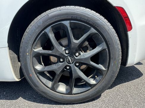 Used 2025 Chrysler Pacifica Limited FWD image 22