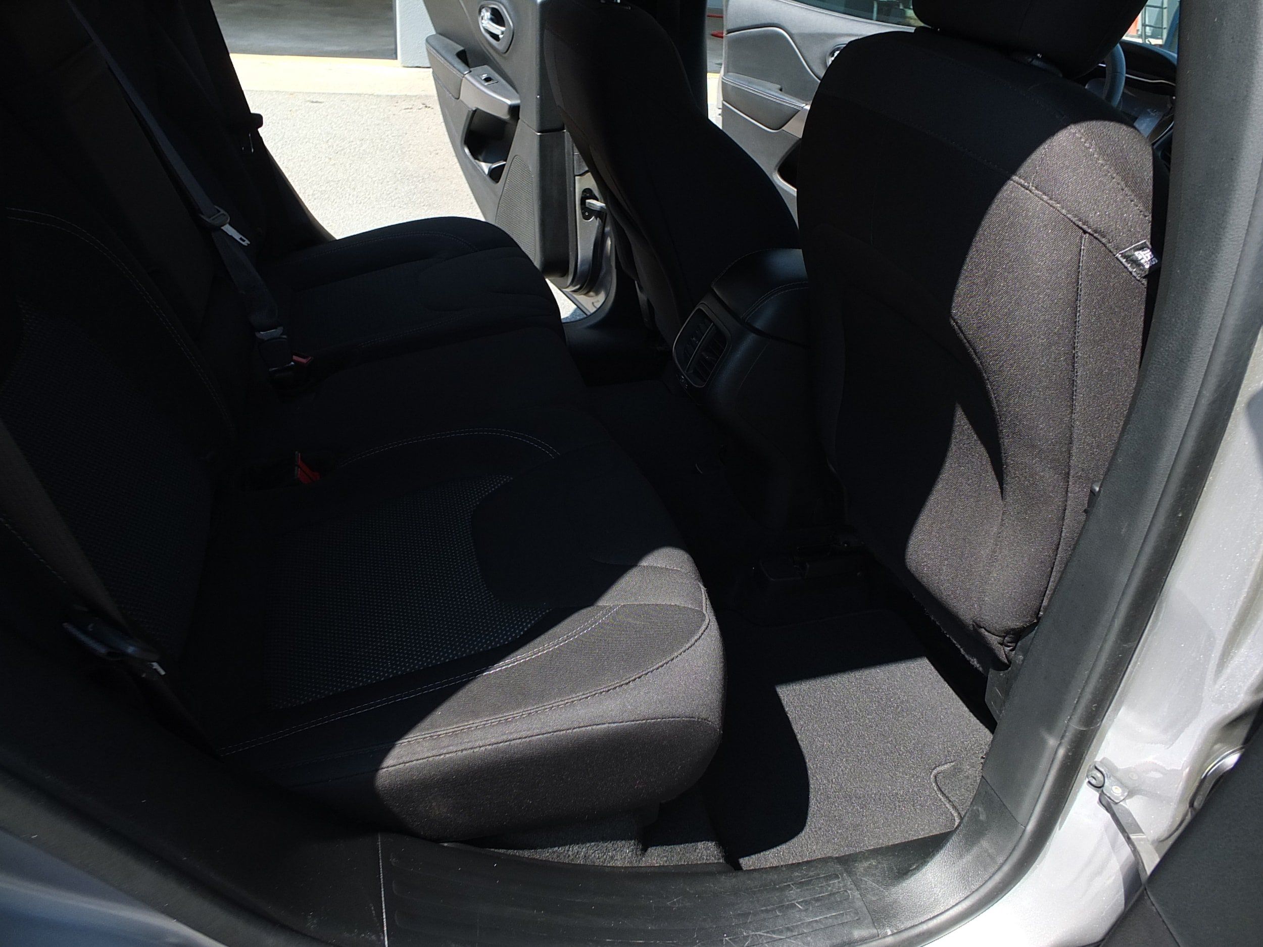 Used 2019 Jeep Cherokee Latitude w/ Popular Appearance Group FWD image 13