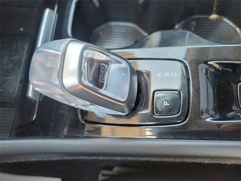 Used 2023 Volvo XC40 B5 Plus image 37