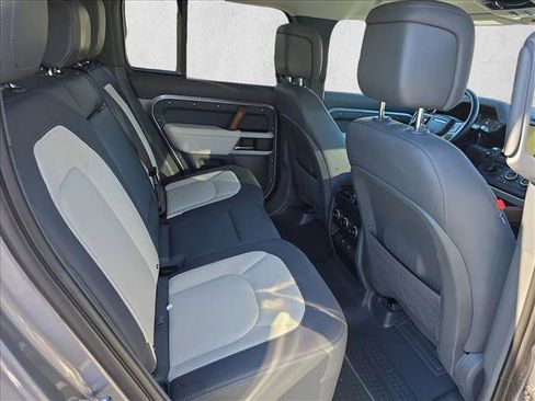 Used 2023 Land Rover Defender 110 X-Dynamic SE image 11