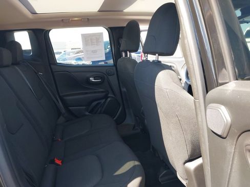 Used 2023 Jeep Renegade Latitude w/ Sun & Fun Group AWD/4WD image 10