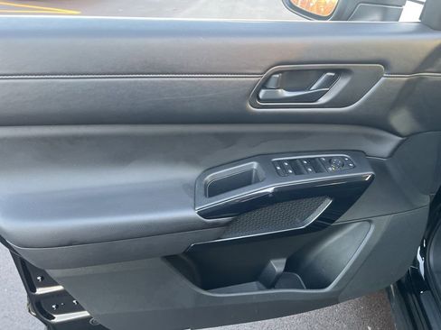 Certified 2025 Nissan Pathfinder SV image 7