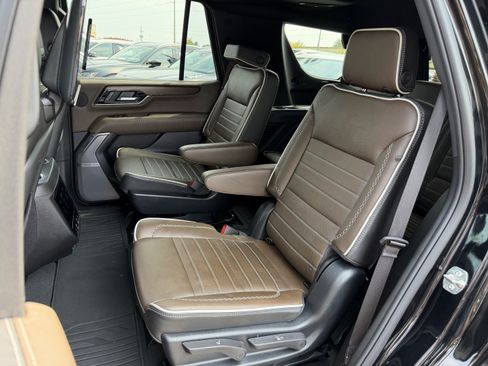 Used 2025 GMC Yukon Denali Ultimate AWD/4WD image 34