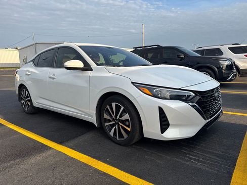 Used 2024 Nissan Sentra SV w/ SV Premium Package image 2